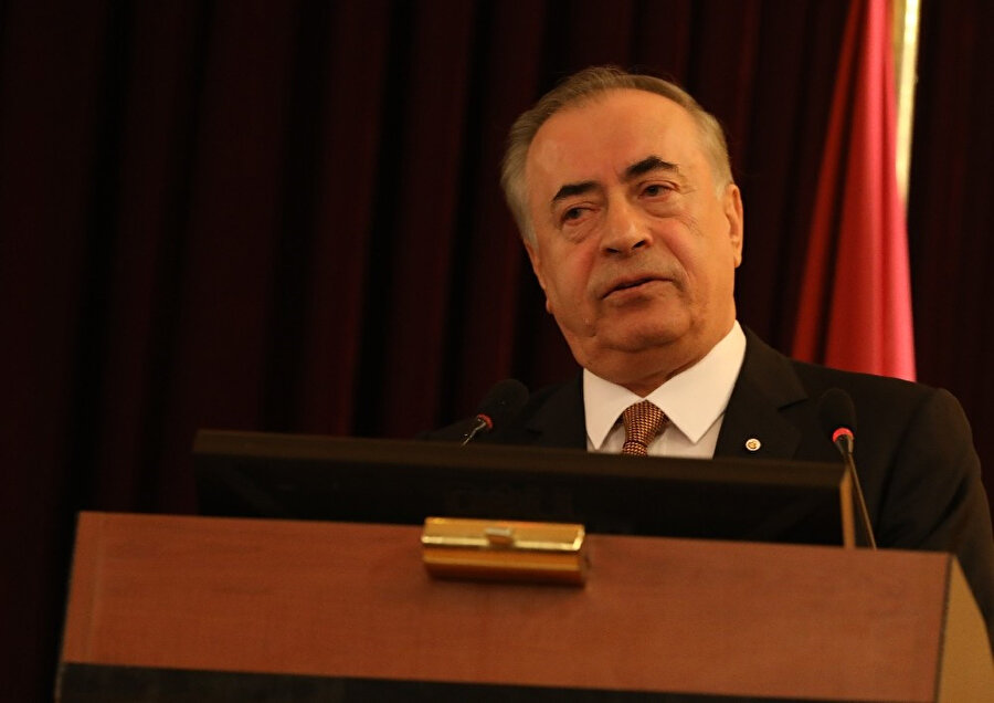 Galatasaray Başkanı Mustafa Cengiz kürsüde açıklamalarda bulunuyor.