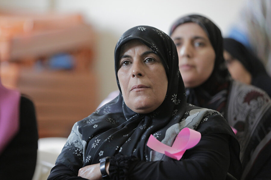 Lübnan'da göğüs kanserine duyarlılık oluşturmak için düzenlenen bir toplantıya katılan kadınlar...