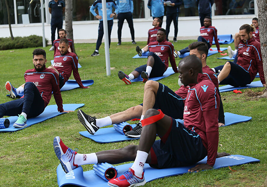Trabzonsporlu futbolcular Fenerbahçe maçı hazırlıklarına devam ediyor.