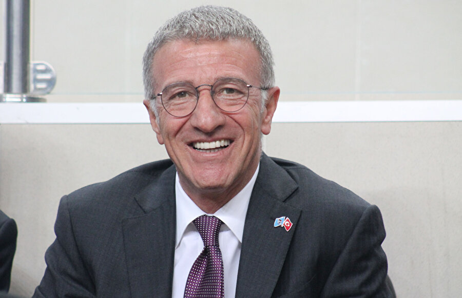Trabzonspor Başkanı Ahmet Ağaoğlu katıldığı etkinlikte açıklamalarda bulunuyor.