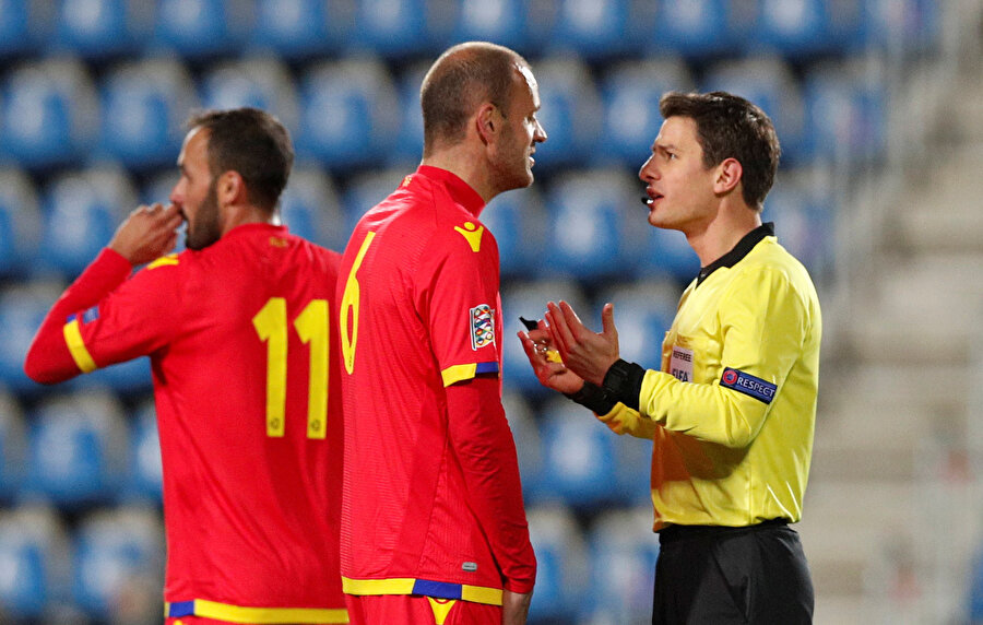 Halil Umut Meler, Andorra - Letonya maçında oyuncuyla tartışıyor.