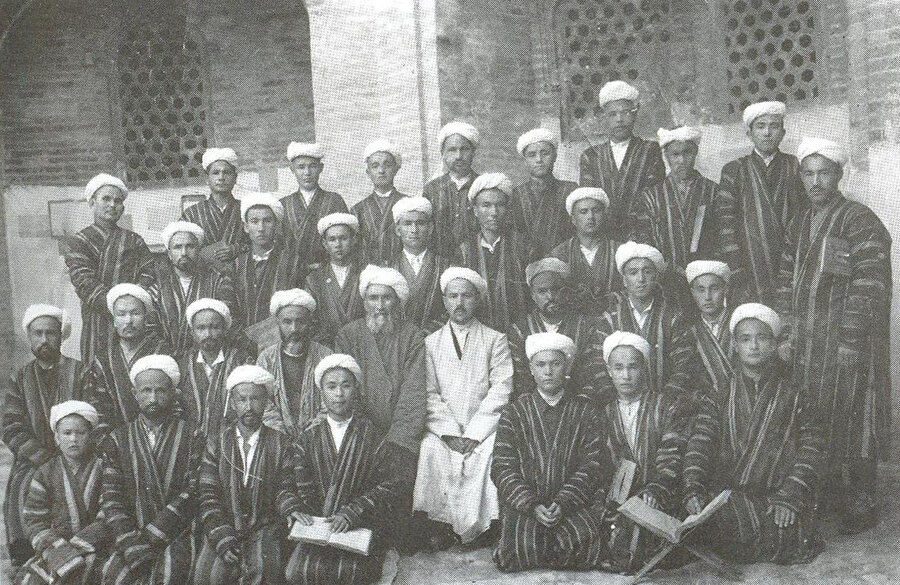 Mir-i Arab Medresesi'nin 4.cü sınıf talebeleri. Buhara, 1948.