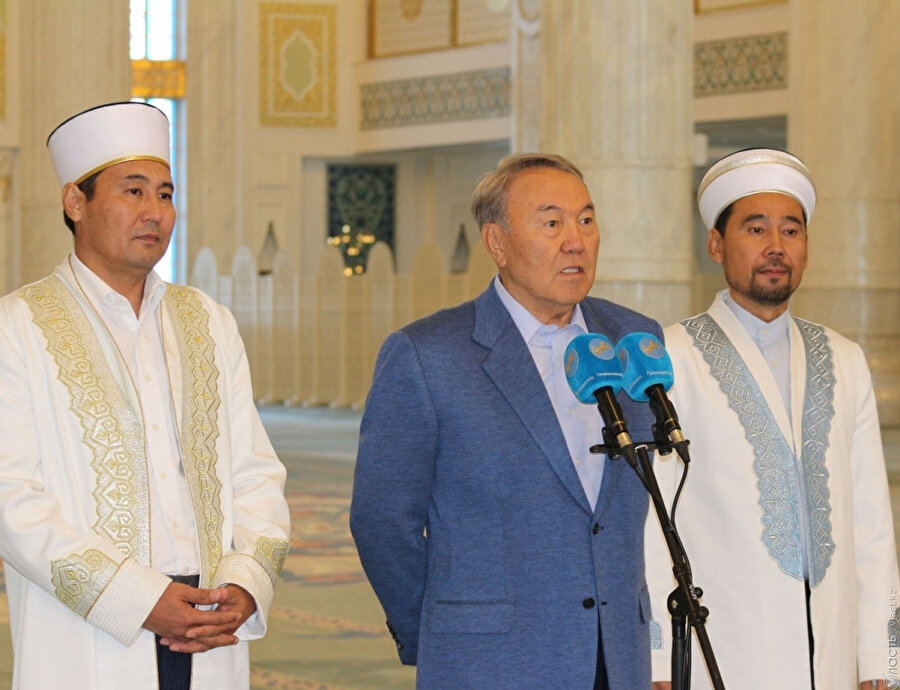 Soldan sağa: Ercan Malgajuli, Nursultan Nazarbayev, Serikbey Hacı Oraz; Astana, Hazret Sultan Camii.