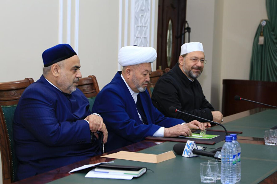 Soldan sağa: Kafkas Müslümanları Dini İdaresi Başkanı Allahşükür Paşazade, Özbekistan Dini İdaresi Başkanı Osmanhan Alimov de Türkiye Diyanet İşleri Başkanı Ali Erbaş.