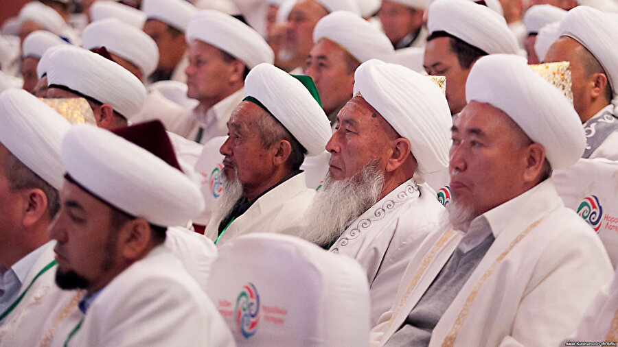 Kırgızistan Müslümanları Dini İdaresi'nin kurultayına katılan Kırgız din görevlileri.