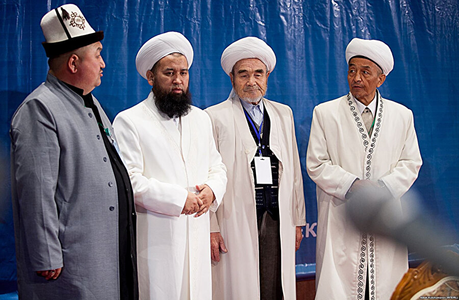 Soldan sağa: Ruslan Jumagulov, Maksatbek Toktomuşev, Kimsanbay Abdurahmanov, Duşanbek Otonbay