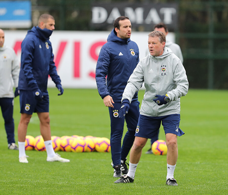 Fenerbahçe Teknik Direktörü Koeman, antranmanda oyuncularını sık sık uyardı.