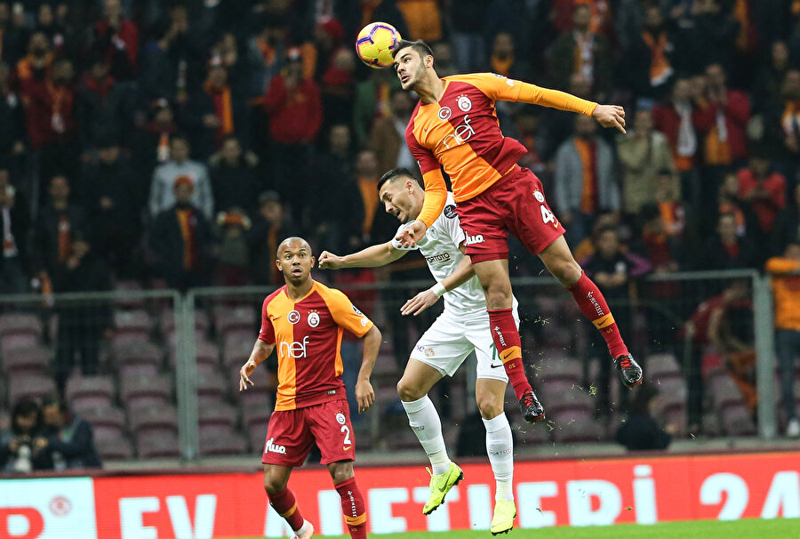 Galatasaray'da Ozan Kabak hava topuna çıkıyor.