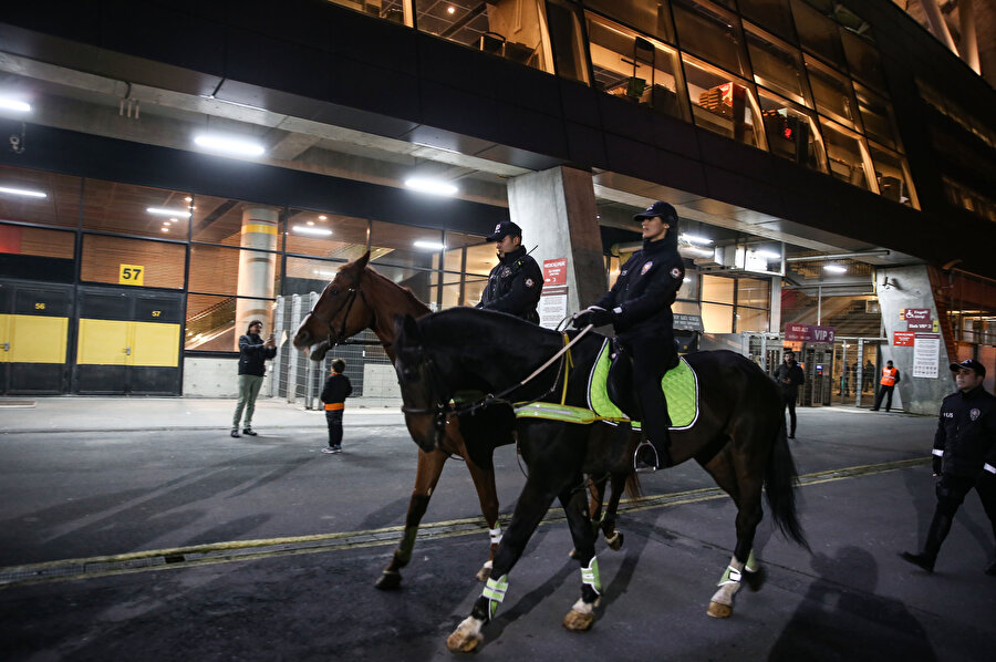 Atlı polisler Türk Telekom'da devriye geziyor.
