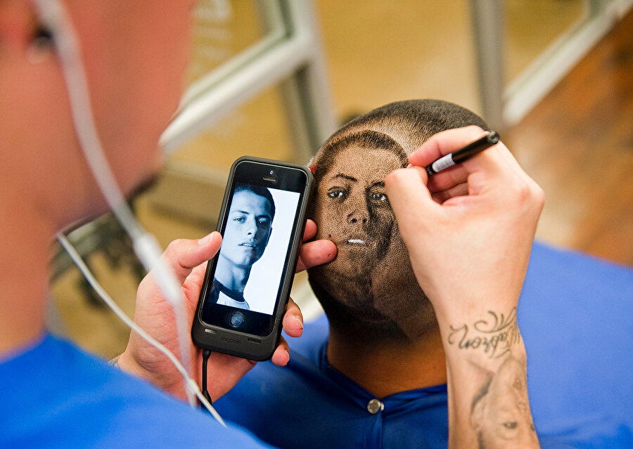 Koyu bir Javier Hernández hayranı kafasına ünlü oyuncunun resmini kazıtıyor.