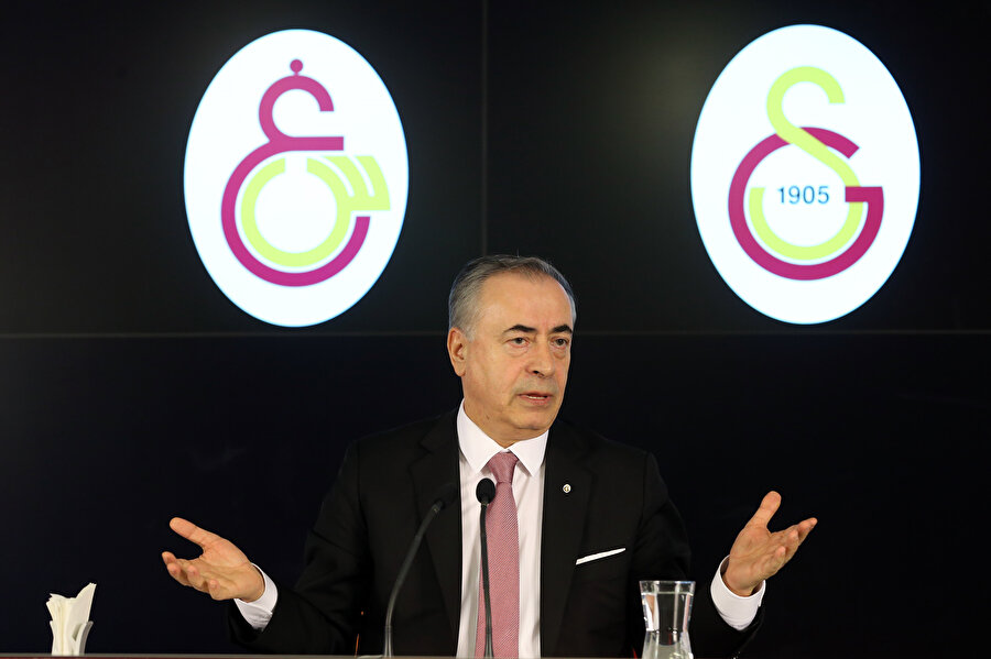 Galatasaray Başkanı Mustafa Cengiz düzenlenen basın toplantısında açıklamalarda bulunuyor.