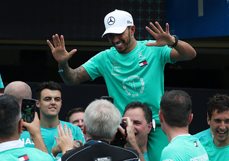 Sezonu şampiyon olarak bitirmeyi garantileyen Hamilton, sevincini takım çalışanlarıyla paylaştı.
