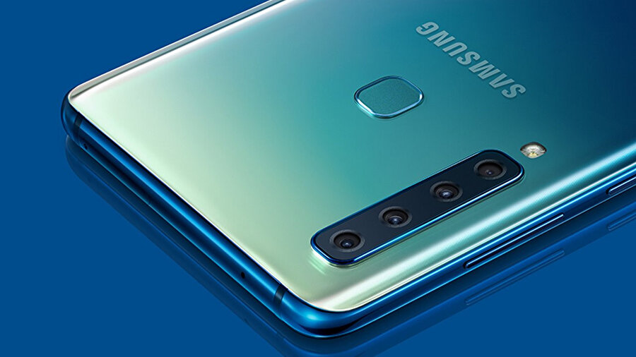 Yeni çıkan Galaxy A9. Dünyanın ve Samsung'un ilk dört kameralı akıllı telefonu. Ama parmak izi okuyucu arkada.