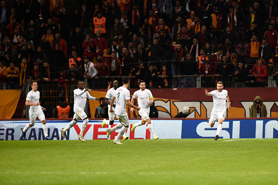 Atiker Konyaspor forması giyen oyuncular penaltıdan gelen golün sevincini böyle yaşadı.