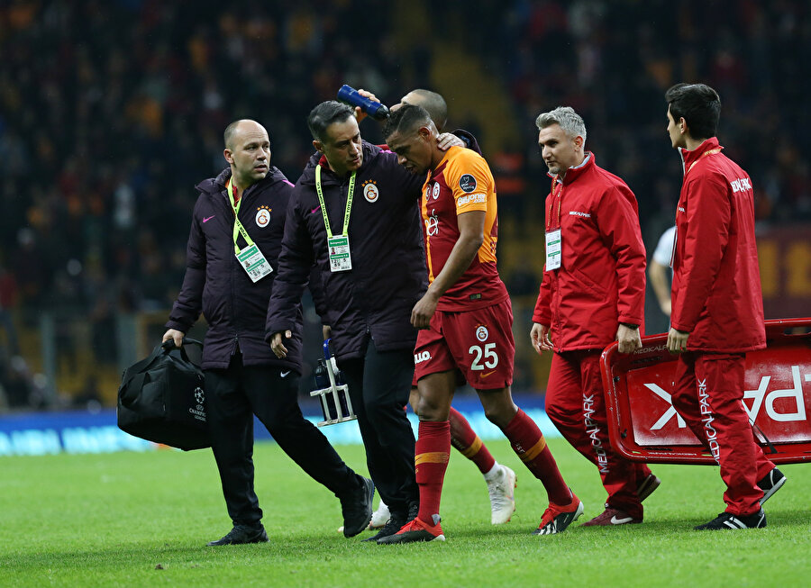 Galatasaray'da Fernando sakatlığının ardından sağlık ekibiyle birlikte oyun alanını terk ediyor.