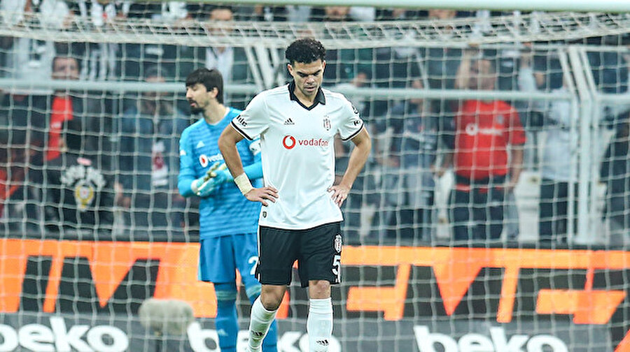 Yenilen gol sonrası Pepe üzüntü yaşarken...