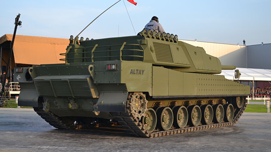 Altay tankının seri üretim sözleşmesi, Savunma Sanayii Başkanlığı ile BMC arasında imzalanmış, bu kapsamda 250 Altay tankının üretileceği, ilk tankın 18 ay sonra teslim edileceği öğrenilmişti.