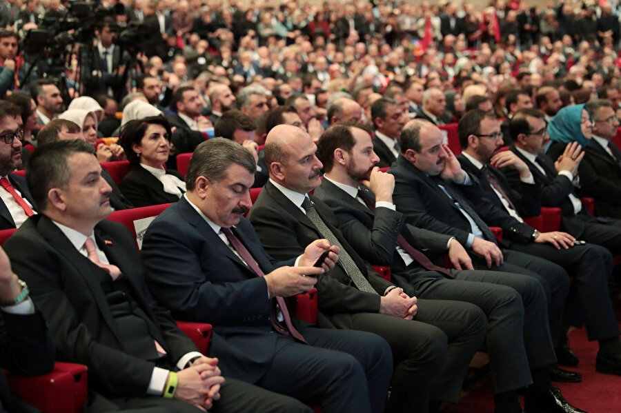 Kabinede yer alan bakanlar da AK Parti belediye başkan adaylarının açıklandığı toplantıda yerini aldı.