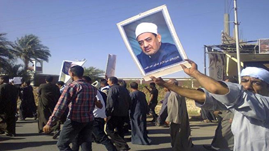 Göstericiler, Ahmed Tayyib'in posterlerini taşıdı.