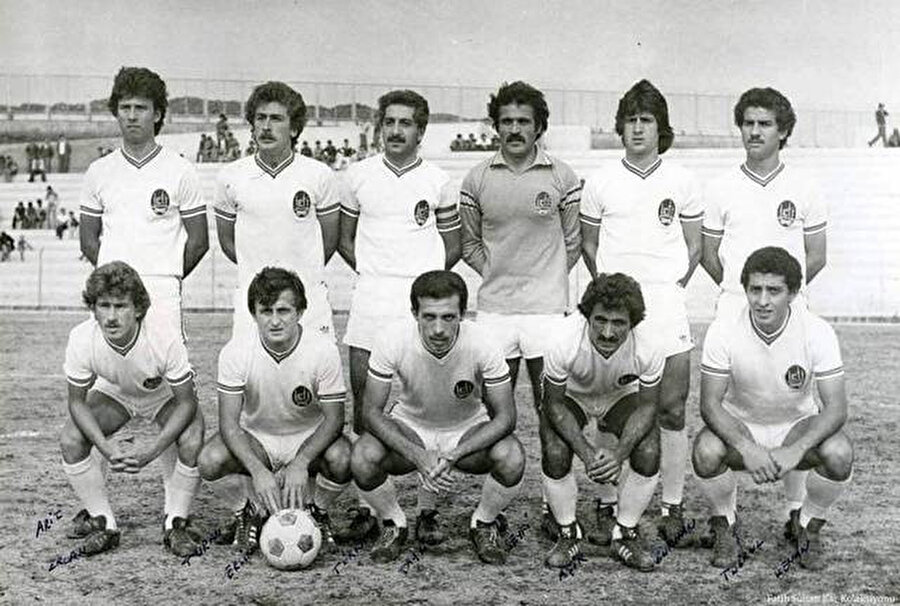 Cumhurbaşkanı Erdoğan, 1969 yılında, 15 yaşındayken Camialtı Spor Kulübü'nden transfer teklifi alarak bu kulüple ilk büyük adımı attı. Erdoğan, daha sonra Camialtı Spor Kulübü'nden İ.E.T.T'ye transfer oldu. 1976 yılında İ.E.T.T futbol takımı da İstanbul şampiyonu oldu. 12 Eylül 1980 sonrası ise, İ.E.T.T'den ayrılmak zorunda kaldı ve 16 senelik futbol hayatını da böylece noktaladı. 