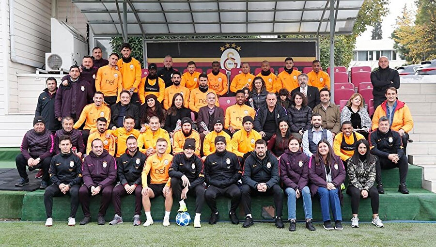 Galatasaraylı futbolcular, 24 Kasım Öğretmenler Günü sebebiyle antrenmanı ziyarete gelen akademisyenlerle hatıra fotoğrafı çekildiler.