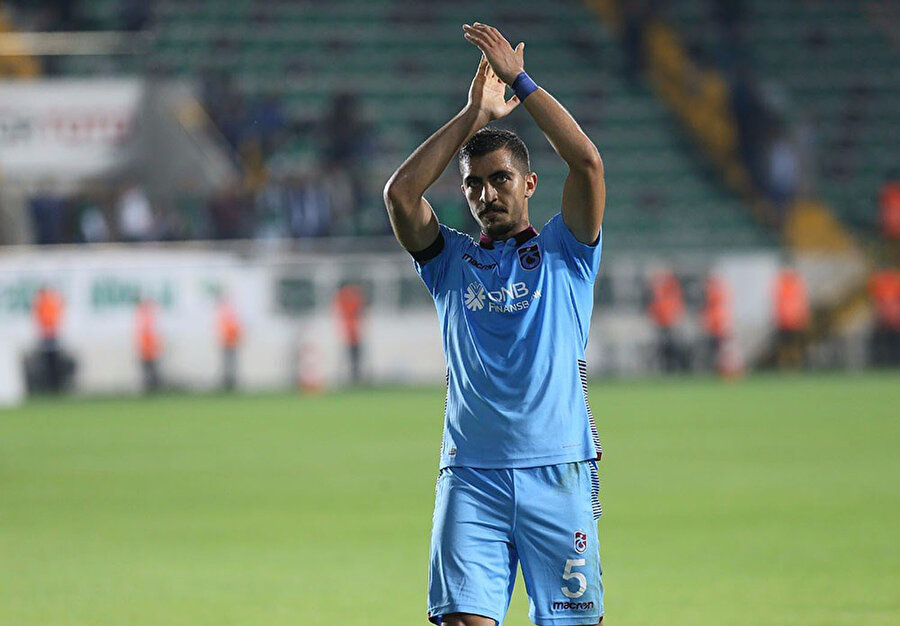Hosseini, Trabzonspor tribünlerini selamlıyor.