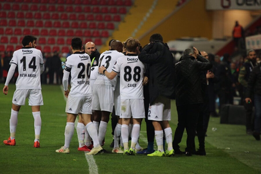 Beşiktaşlı futbolcular ve teknik heyet galibiyeti coşkuyla kutladı.
