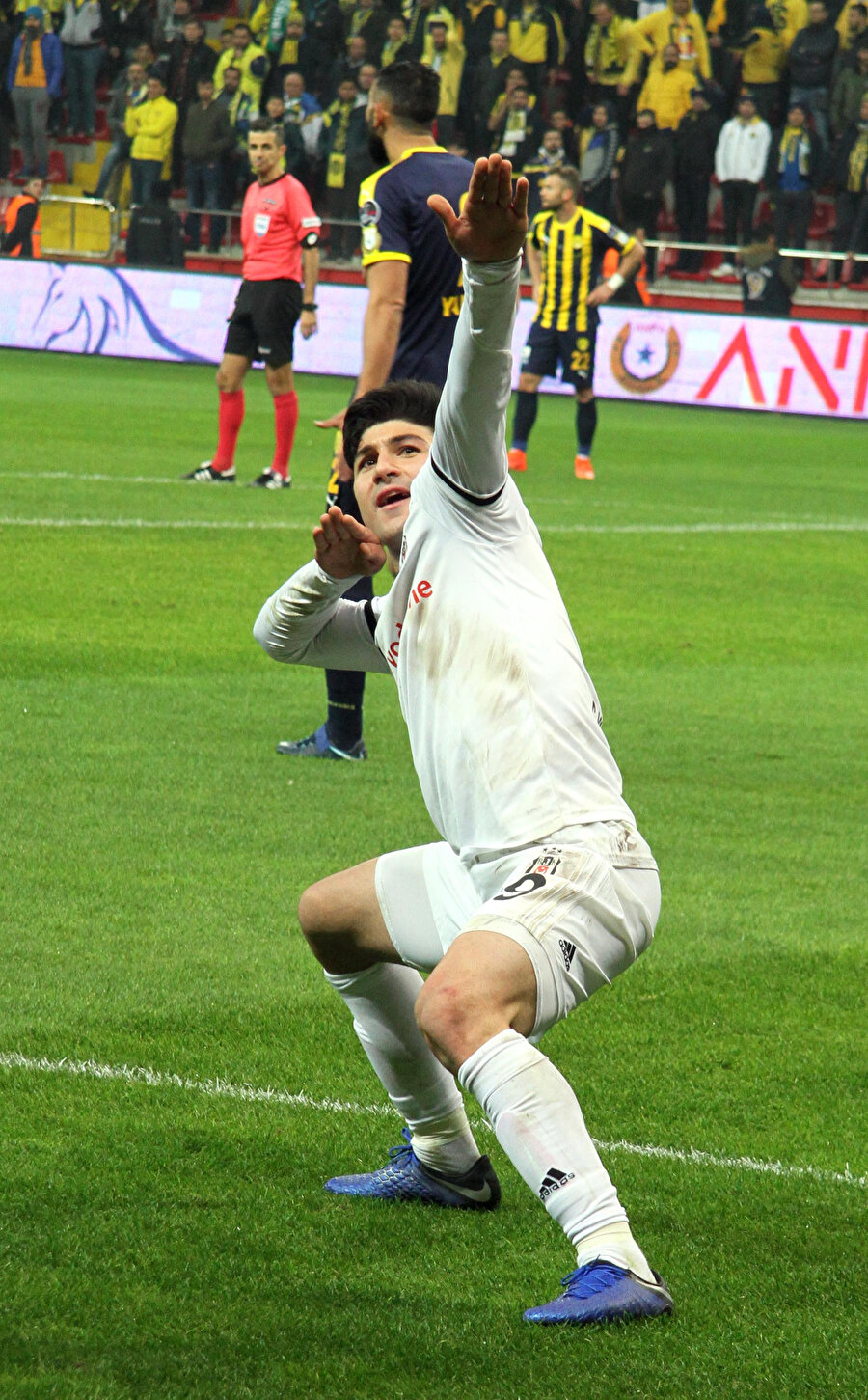 Beşiktaş forması giyen Güven Yalçın attığı golün sevincini 'okçu' işareti yaparak yaşadı.