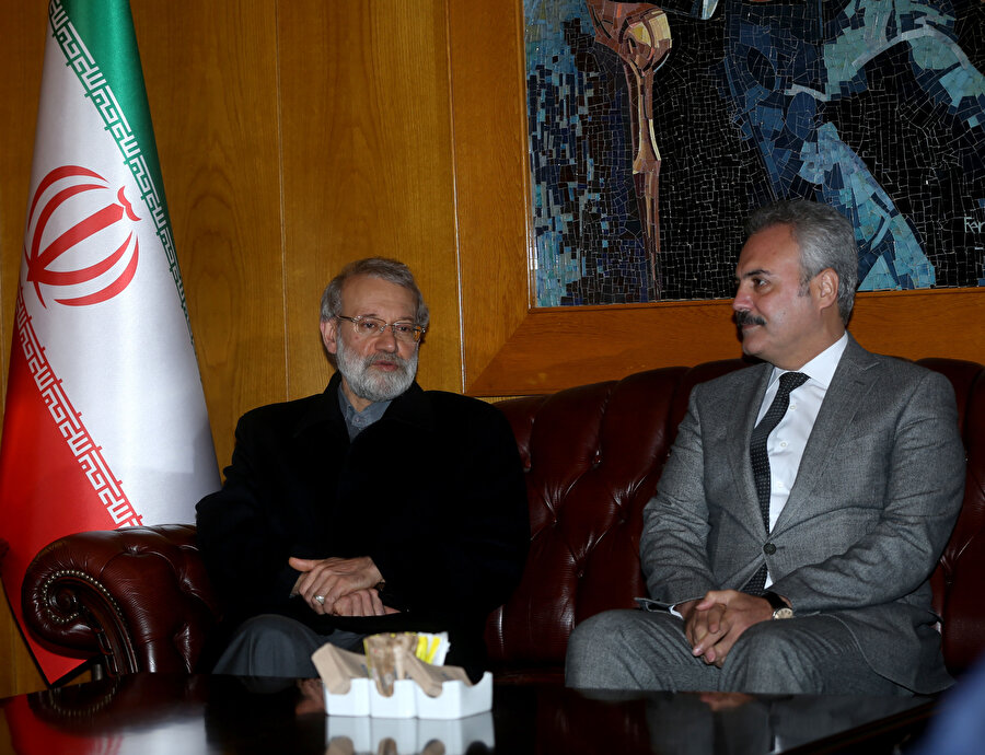 İran Meclis Başkanı Ali Laricani (sağda), Asya Parlamenter Asamblesi 10. Genel Kurulu'na katılmak üzere İstanbul'a geldi. Laricani'yi, AK Parti Karabük Milletvekili Burhanettin Uysal (ortada) karşılamıştı.