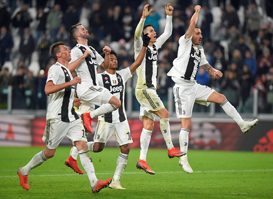 Juventus forması giyen futbolcular galibiyeti tribünlerle kutluyor.