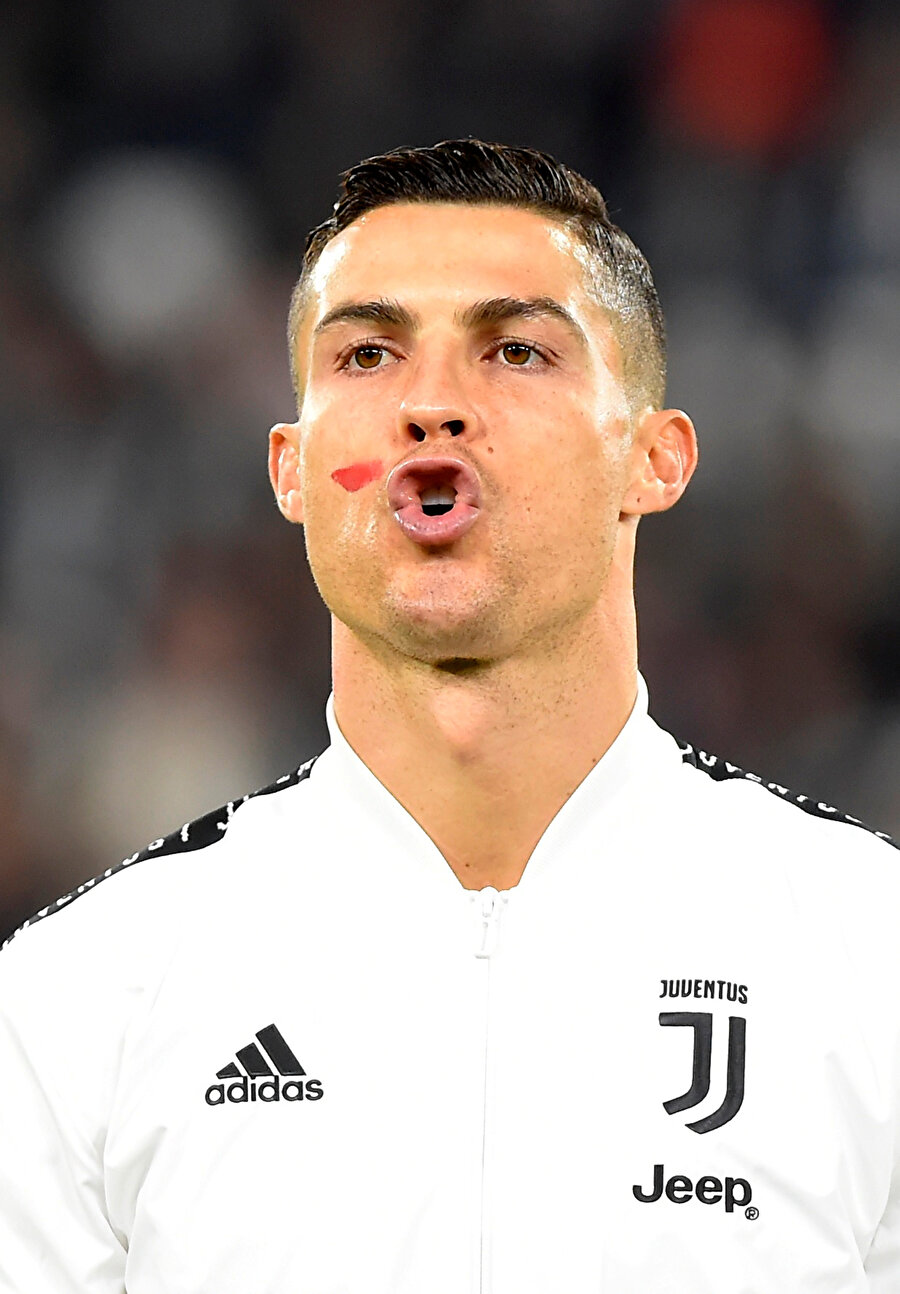 Cristiano Ronaldo yüzüne sürdüğü kırmızı boyayla seremonide maçın başlamasını bekliyor.