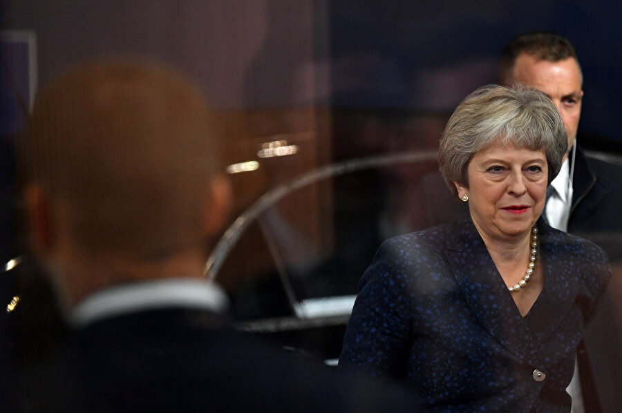 İngiltere Başbakanı Theresa May, İngiliz halkına hitaben bir mektup yazarak, Brexit anlaşmasına destek istemişti. Mektubunda, AB'den 29 Mart 2019'da ayrılmanın ‘ulusun ömründe yeni bir sayfa açacağını’ belirten May, bu tarihten itibaren halkın farklı görüşleri bir kenara bırakarak, yeniden bir bütün olması gerektiğinin altını çizmişti.