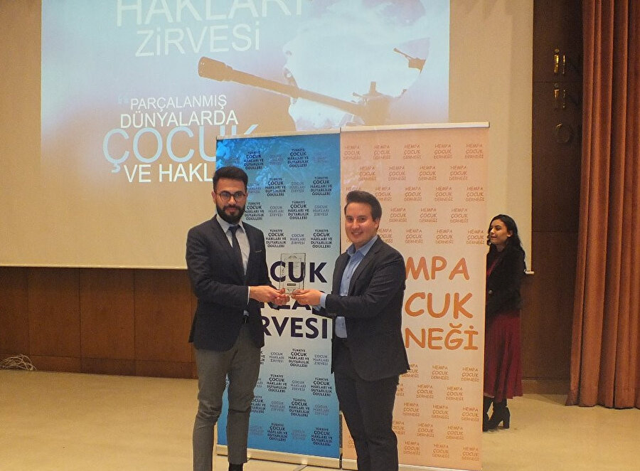 En Duyarlı İnternet Sitesi ödülünü GZT.com adına editörlermizden Ömer Furkan Çınar, Hempa Çocuk Derneği Başkanı İbrahim Enes Duruay'ın elinden aldı.