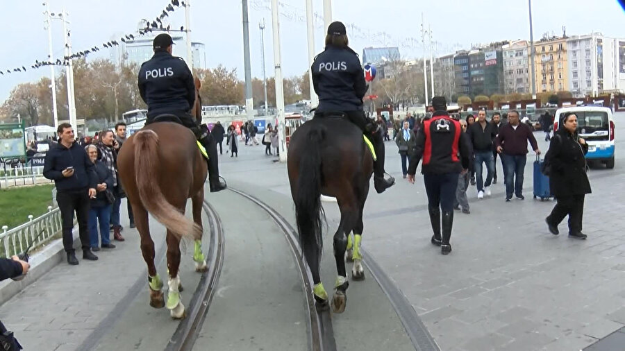 İstanbul Emniyet Müdürlüğü'ne bağlı atlı polisler, Taksim Meydanı ve Gezi Parkı'nda göreve başladı.
