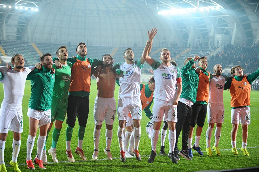 Akhisar deplasmanında inanılmaz bir geri dönüşe imza atan Bursasporlu futbolcular, deplasmanda kendilerini yalnız bırakmayan yeşil beyazlı taraftarlarla büyük sevinç yaşadı.