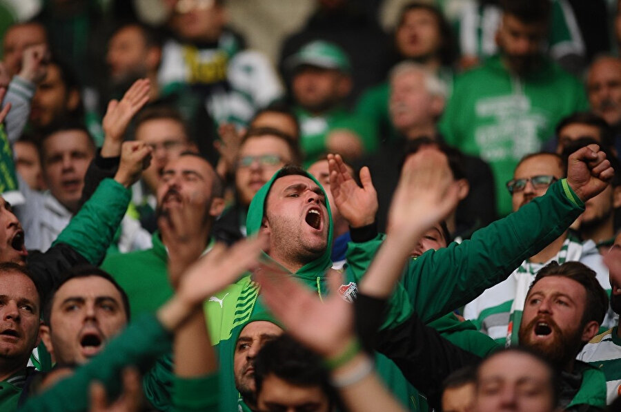 Bursaspor taraftarı, Akhisar'da takımlarını yalnız bırakmadı.