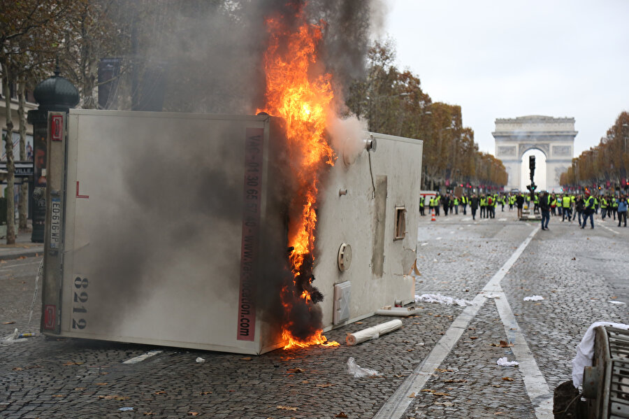 Fransa'da, akaryakıt zamları ülke genelinde protesto edilirken başkent Paris'teki Champs-Elysees Caddesi'nde 'Sarı yelekliler' adı altında örgütlenen eylemciler, gösteri düzenledi.