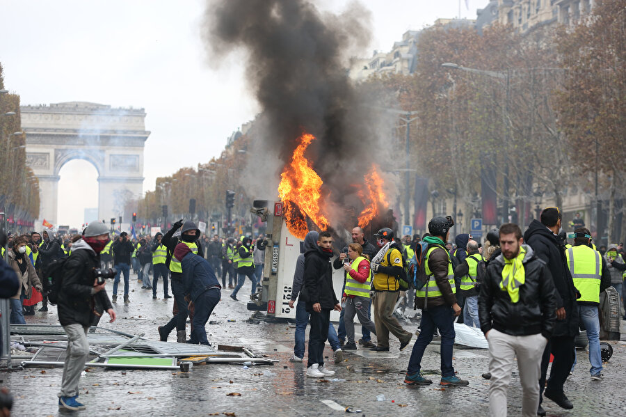 Protestocular Fransa Cumhurbaşkanı Emmanuel Macron’un istifa etmesi gerektiği yönünde sloganlar attılar. 