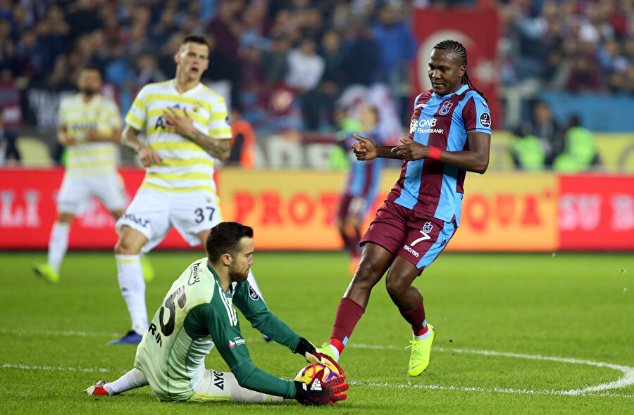 Harun Tekin, Rodallega'dan önce topu kontrol ediyor...