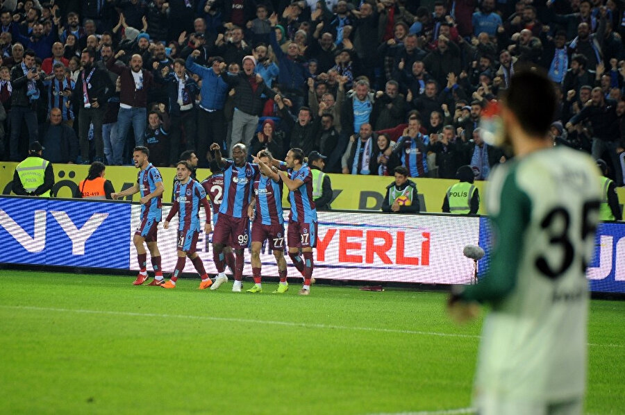 Trabzonsporlu futbolcular gole sevinirken Harun Tekin büyük üzüntü yaşıyor...