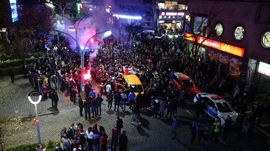 Trabzon'da galibiyeti tüm şehir sokaklara dökülerek kutladı.