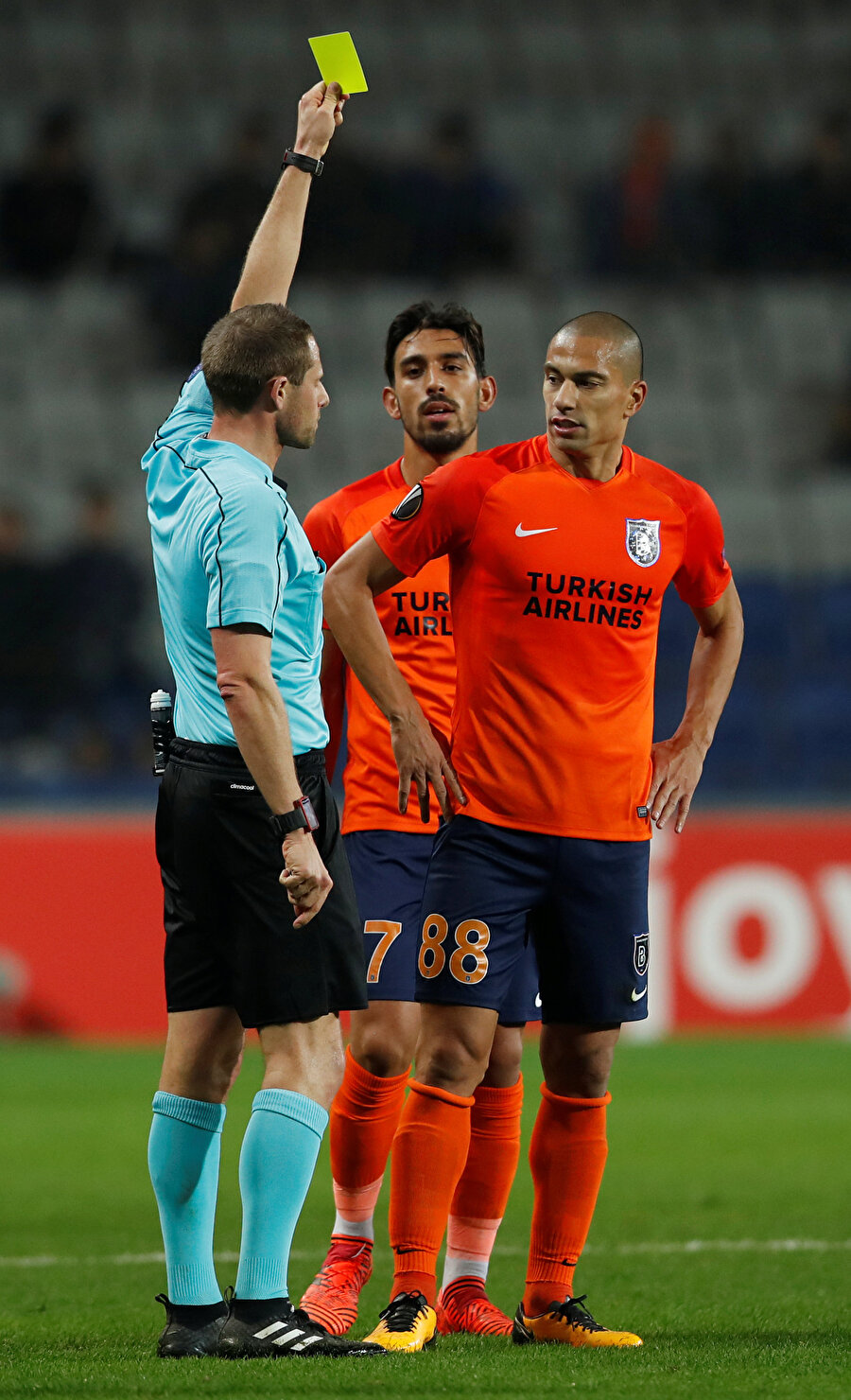 Harald Lechner Gökhan İnler'e sarı kart gösteriyor.