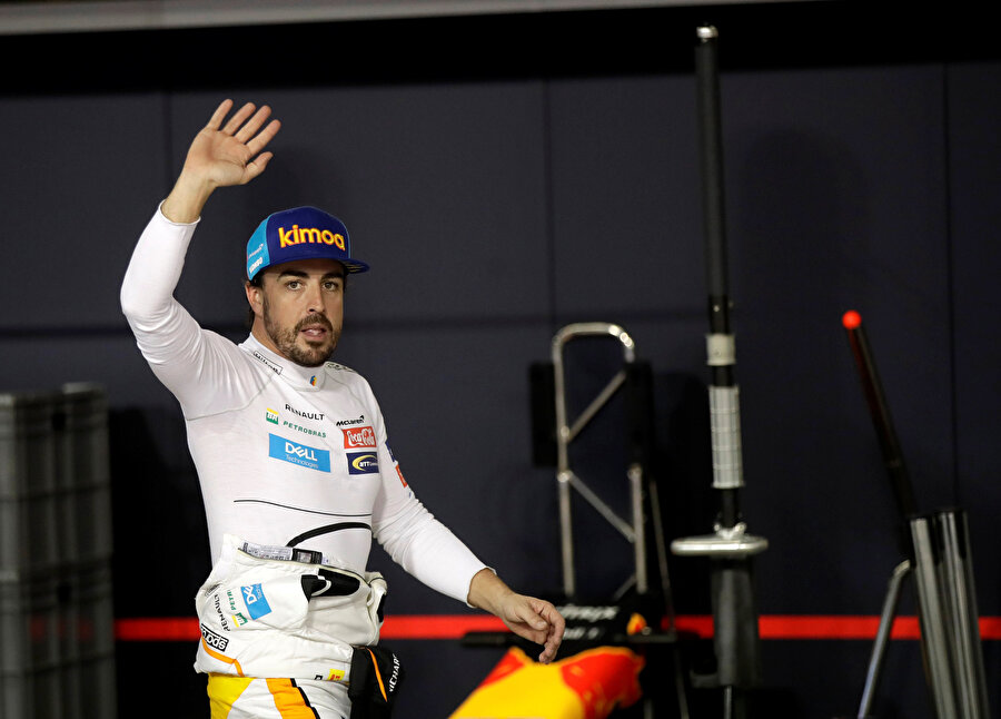 Fernando Alonso hayranlarının ilgisini karşılıksız bırakmıyor...