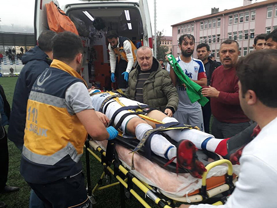 Yaşanan olaylar sonucunda yaralanan futbolcular için sahaya ambulans girmek zorunda kaldı.