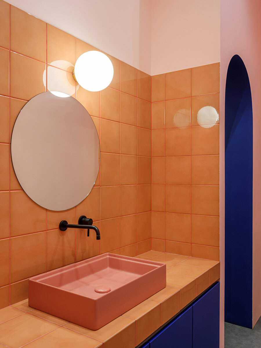 Pastanenin lavabosu sade bir dizayn ile iç dizayna uygun şekilde tasarlanmıştır.