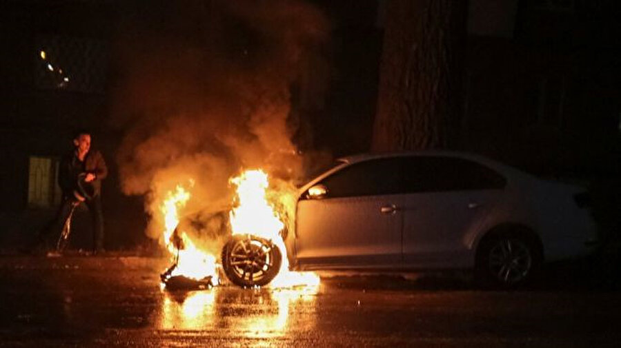  Ukrayna’nın başkenti Kiev’de Rusya Büyükelçiliği önünde lastik yakılarak ve elçilik binası önüne gemi maketleri konularak protesto gösterileri düzenlendi.