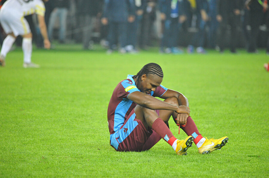 Trabzonspor, 8 yıl aradan sonra Fenerbahçe karşısında ilk galibiyetine ulaşsa da Kolombiyalı forvet Rodallega maç sonunda kaçırdığı penaltının üzüntüsünü gözyaşlarıyla yaşadı.