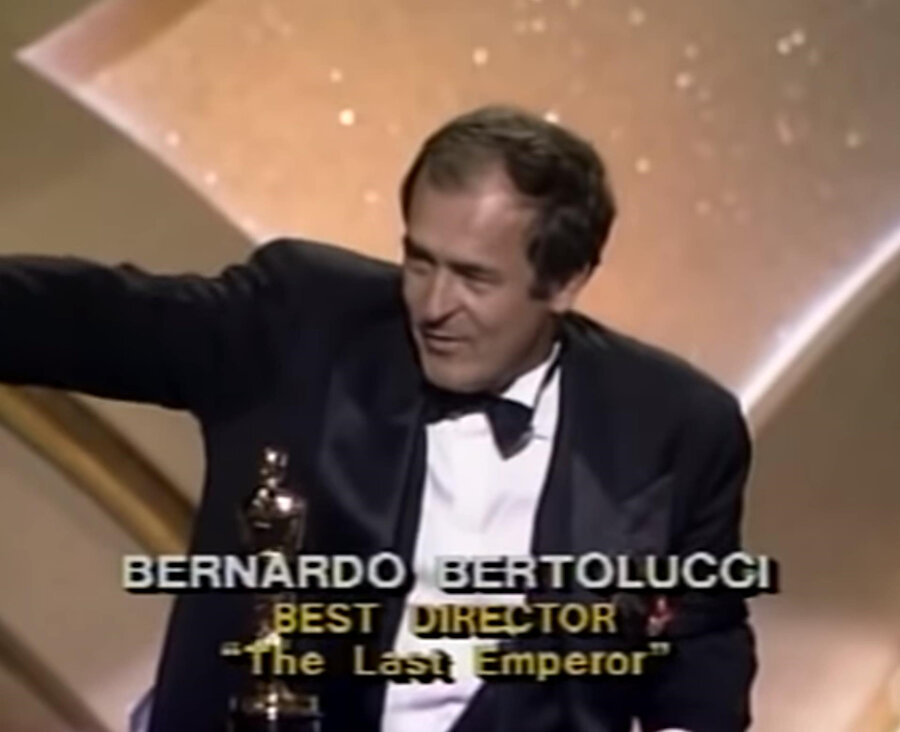 İtalyan yönetmen Bernardo Bertolucci, oscar ödül töreninde.
