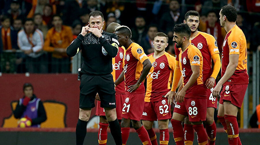 Hüseyin Göçek'in Galatasaray maçındaki yönetimi uzun süre tartışılmıştı.
