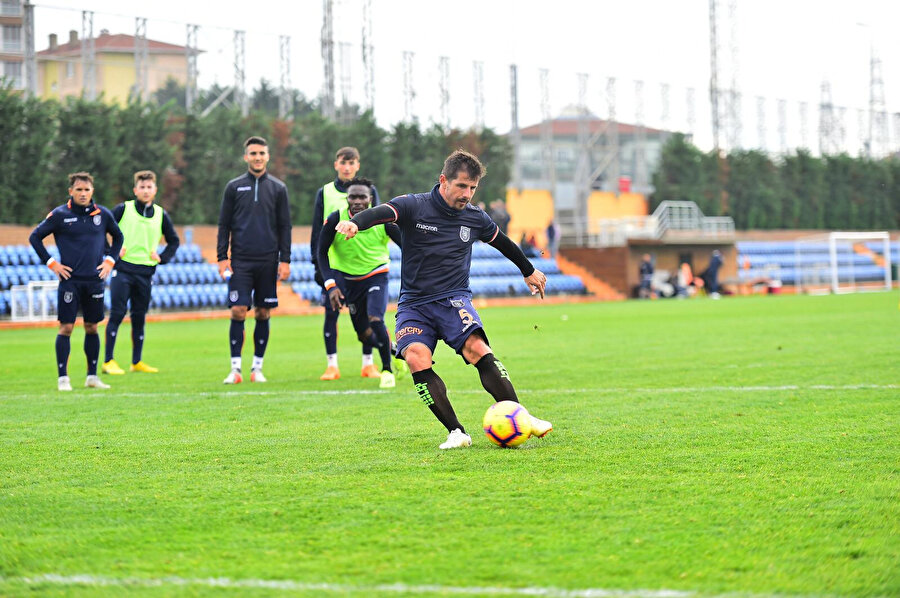 Emre Belözoğlu, antrenmanda penaltı atarken...